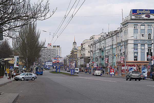 Фотография. Не кликабельно. Торговые центры, шикарные гостиницы и вполне пристойные жилые дома радовали наш взор.