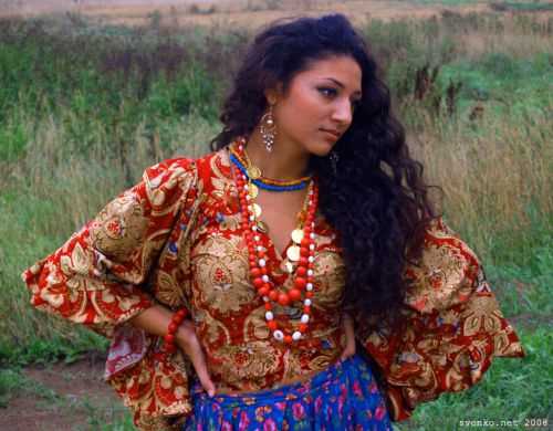 Богатая культура цыган выражается в их одежде.