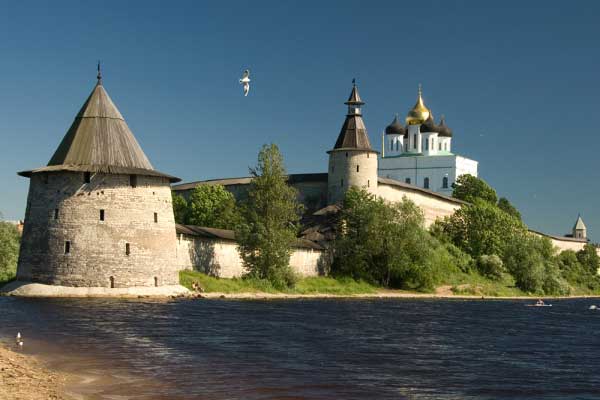 Главная архитектурно-историческая достопримечательность города – псковская крепость.