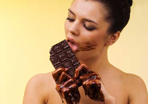 Считается, что женщины любят шоколад намного больше, чем мужчины.