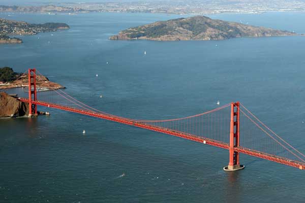 Мост &quot;Золотые Ворота&quot;, расположенный в США, является самой знаменитой подвесной конструкцией во всем мире и считается символом Сан-Франциско по совместительству.