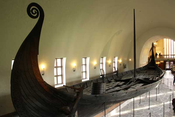 Реконструированные корабли викингов в натуральную величину можно увидеть в музее.