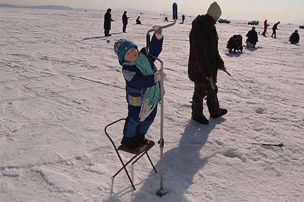 Фотография. Не кликабельно. За три версты зимой видно заядлого рыбака.