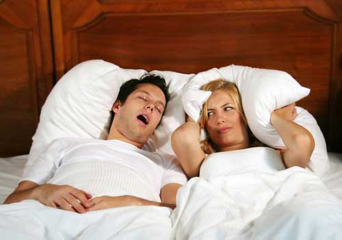 Не дает выспаться и разрывает нашу нервную систему в клочья храп нашей супруги или супруга.