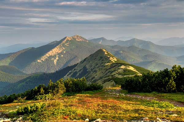 По всей территории Европы дугой вытянулись Карпатские горы.