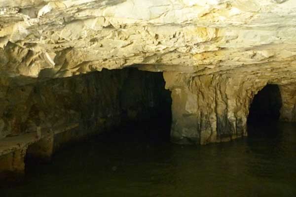 Большое количество подземных тоннелей находится на Цзыньмэне.
