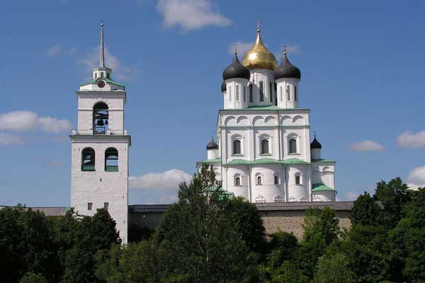 Главное строение архитектурного ансамбля Псковского Крома – Свято-Троицкий кафедральный собор.