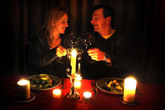 Временное отключение электроэнергии пережить можно и даже романтично - поужинать при свечах и пораньше лечь спать.