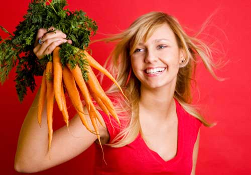 Морковка, содержит бета-каротин - это вещество помогает нам поддерживать натуральный цвет лица, при этом, защищая кожу от солнечных лучей.