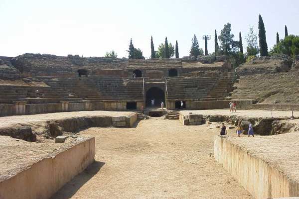 Одна из самых главных достопримечательностей города Римский амфитеатр, который был построен в 32-м году до н. э.