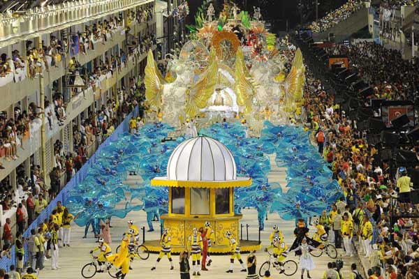 Во всех уголках Бразилии периодически устраивают карнавальные торжества.
