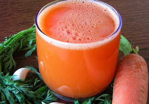 Морковный сок богат на содержание каротина, который при попадании в организм превращается в полезный витамин А.