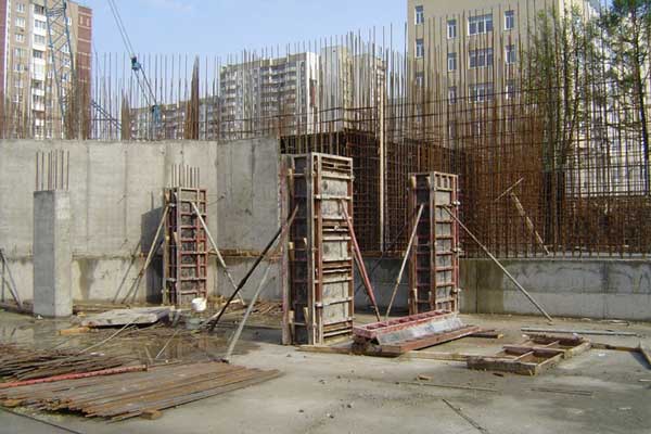 Арматурные каркасы располагаются горизонтально, на ранее установленных колонах, или вертикально и предназначаются для создания несущих стен.