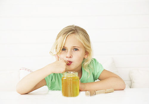 На детей мёд оказывает укрепляющий и успокаивающий эффект.