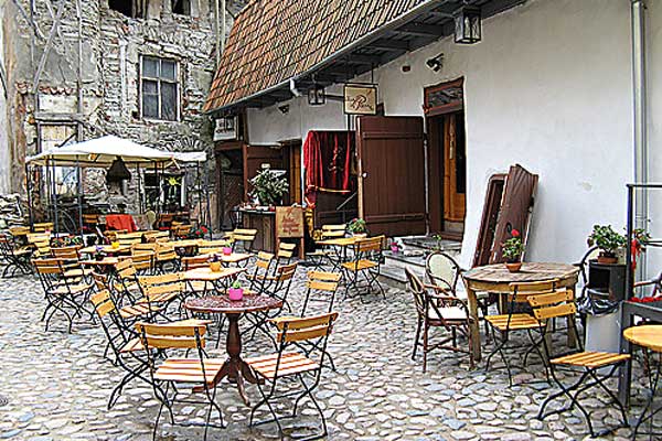 Chocolats de Pierre - самая известная кофейня в городе.