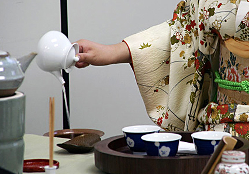 Сама церемония чаепития побуждает к творческой активности.