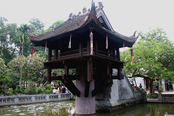 Пагода на одном столбе выполненная в виде цветка лотоса.