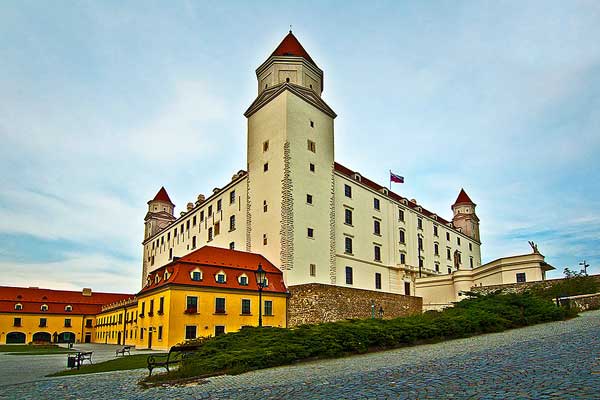 Братиславский град – замок возвышающийся на высоком холме.
