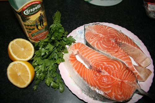 Фотография. Не кликабельно. Два кусочка красной рыбы на тарелке.