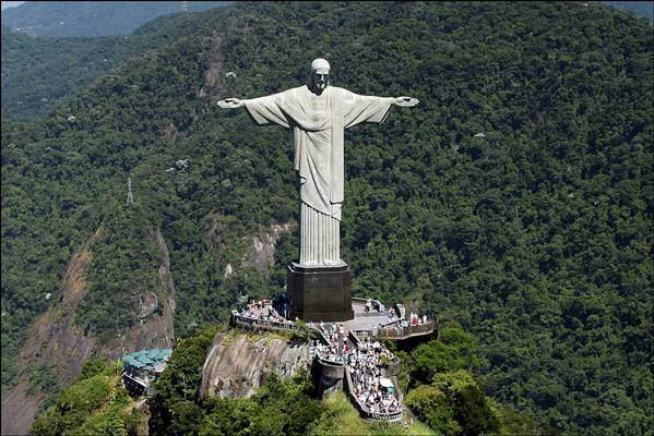 Наиболее популярная туристическая достопримечательность статуя Иисуса Христа.