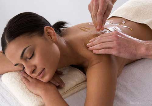 Улучшает состояние организма в целом и кожи в частности медовый массаж.