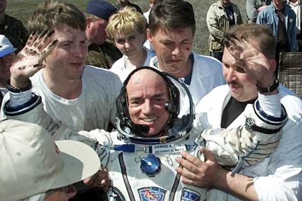 Первого туриста, гражданина США Дениса Тито запустила Россия в космос.