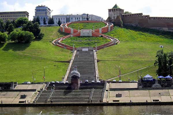 Чкаловская лестница ведет от Кремля к реке.