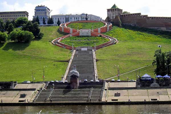 Фотография. Не кликабельно. Чкаловская лестница ведет от Кремля к реке.