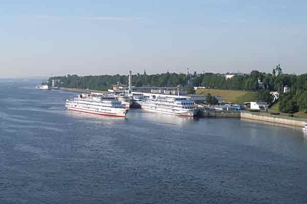 На Волжской набережной находится речной вокзал.