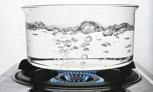 Налейте воду в эмалированную или стеклянную посуду и доведите её до состояния, когда кипения еще нет, но пузырьки со дна уже активно поднимаются наверх.