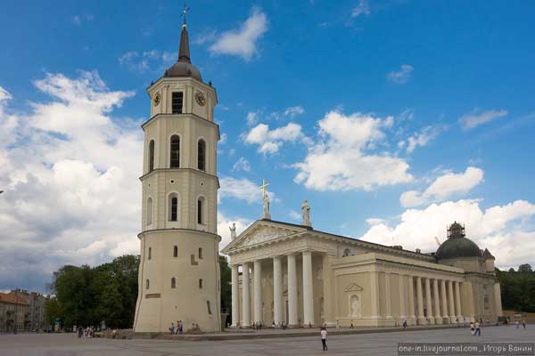 Фотография. Не кликабельно. Символом Старого и Нового города является Собор.