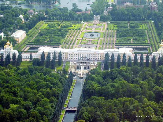 Фотография. Не кликабельно. Памятником дворцово-паркового искусства и архитектуры, музеем заповедником является Петергоф.