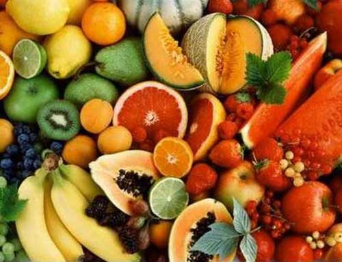 Россыпь фруктов и овощей.