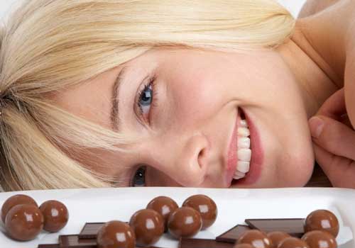 Кардиологи говорят, что шоколад способствует выработке эндорфинов - веществ, отвечающих за получение удовольствия.