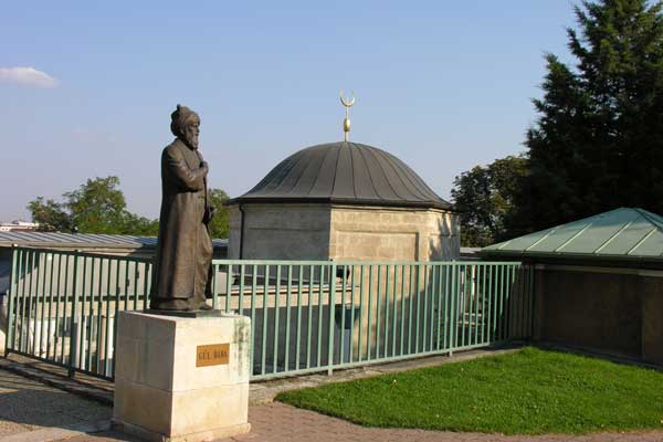 Мусульманской святыней является гробница Гюль Баба.