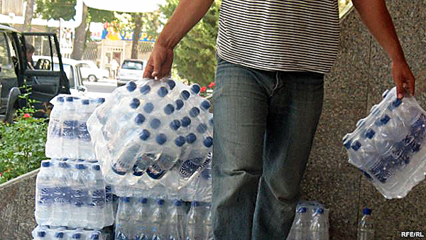 Мы считаем воду в бутылках безопасней и полезней воды, которая течет из нашего крана.