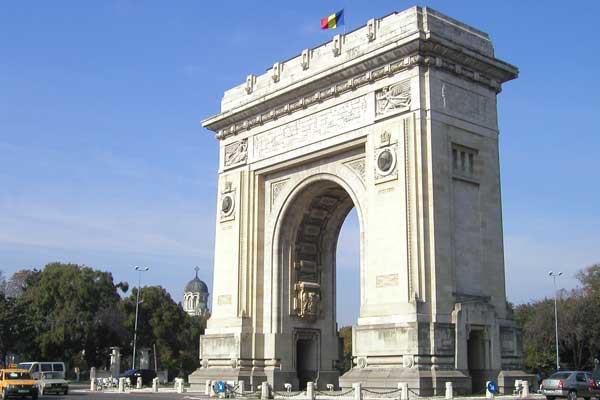 Как память об участии Румынии в Первой мировой войне шоссе увенчали Триумфальной аркой.