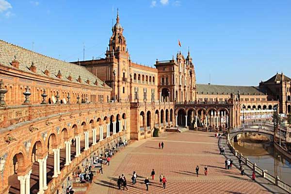 Подковообразное здание с башнями и прилегающими садами Марии Луизы обрамляют Площадь Испании.