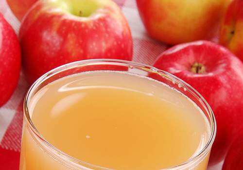 Считается, что выпитые полстакана яблочного сока в день нормализуют работу верхних дыхательных путей и легких.