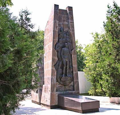 Фотография. Не кликабельно. Обороне Одессы 1941 года посвящен данный мемориал.