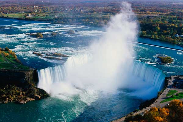 В окрестностях Торонто можно наглядеться на настоящее чудо, сотворенное искусницей-природой - грандиозный Ниагарский водопад.