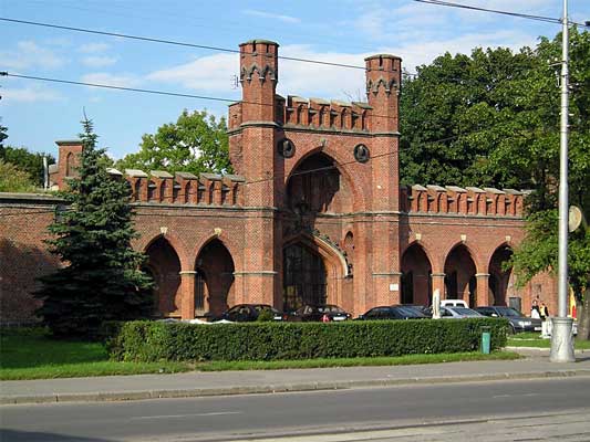Росгартенские ворота уцелели во время войны, но прилегающая к ним территория была сильно разрушена.