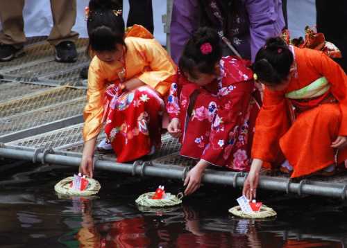 Изящные японочки чтят и уважают многовековые традиции своей родины.