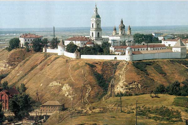 Фотография. Не кликабельно. Белокаменный кремль виден еще при подъезде к городу.