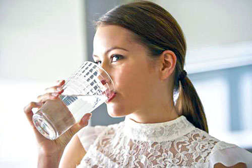 Диетологи утверждают, что для того, чтобы избавиться от лишних килограммов – нужно пить.
