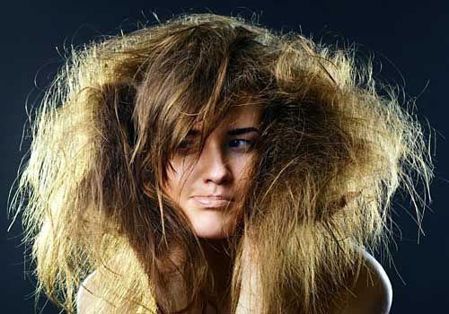 Из-за недостатка кожного жира на голове волосы могут стать сухими и тусклыми.