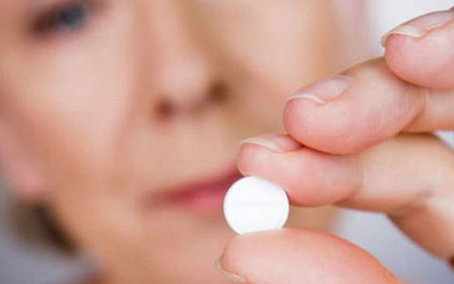 Врачи считают, что прием аспирина для профилактики стоит начинать в пожилом возрасте.