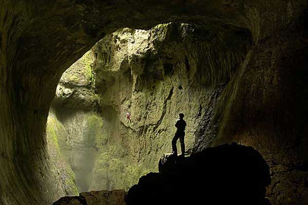 Немалым риском сопровождается спелеотуризм - путешествие по естественным пещерам.