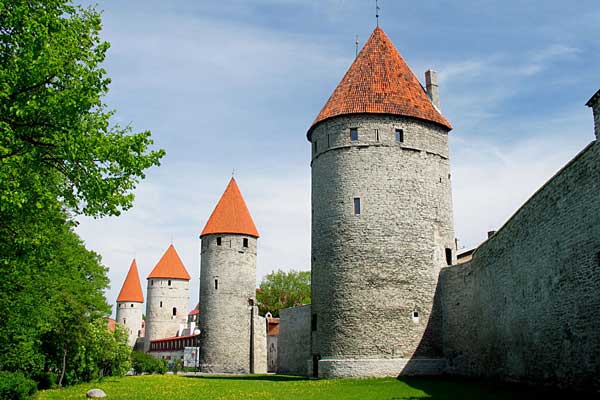 Фотография. Не кликабельно. Городская стена с хорошо укреплёнными башнями производит огромное впечатление на туристов.
