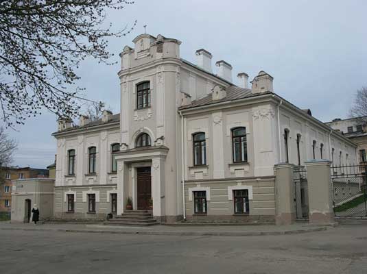 Фотография. Не кликабельно. Памятником модерна в Пскове является Дом Масона.